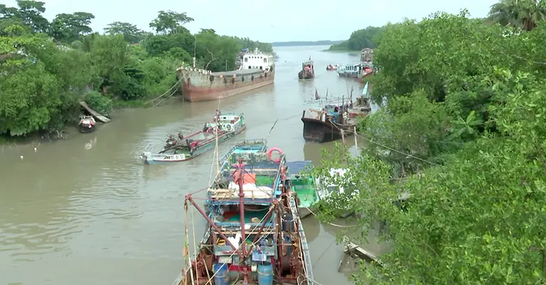 ট্রলার বেধে বসে আছে জেলেরা